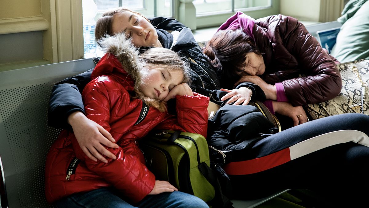 Nádraží plné matek s dětmi. Manželé museli z vlaku do Polska vystoupit